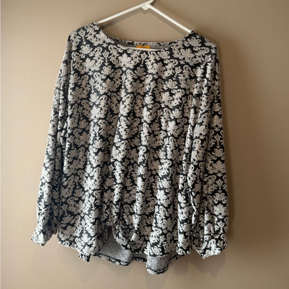 Gorgeous Ruby Rd Top! Excellent Condition - Picture 2 of 4